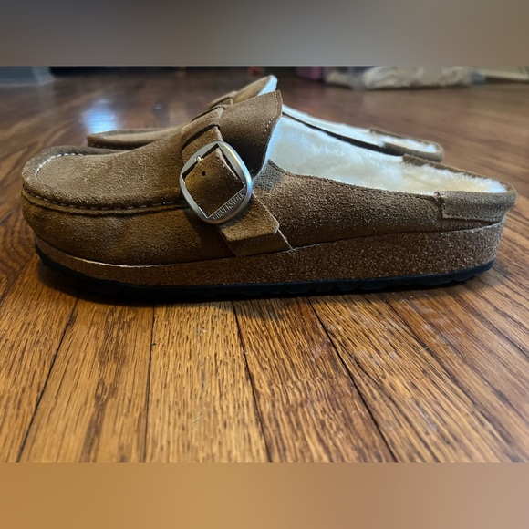 Birkenstock Women’s Buckley Shearling Clog in Dark Tea, Size 10 - Picture 3 of 8